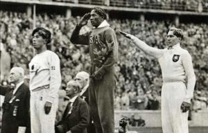 Jigoro Kano all'Olimpiade di Berlino durante la premiazione di Jesse Owens