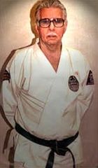 Robert A. Trias (1923–1989), apre il primo dojo americano a Phoenix, Arizona e diventa noto come “il padre del karate americano”.