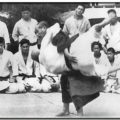 Shihan Jigoro Kano esegue uki-goshi