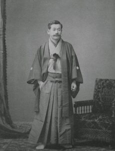 Ritratto storico del Maestro Jigorō Kanō in abiti tradizionali giapponesi