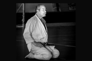 Karateka in seiza durante il mokusō, pratica meditativa per raggiungere lo stato di mente vuota (mushin)