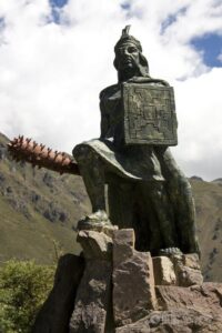 Statua di un guerriero inca con scudo e mazza tradizionale sulle Ande peruviane