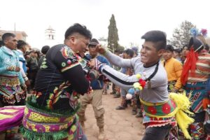 Combattimento rituale Tinku in Bolivia tra due uomini in abiti tradizionali